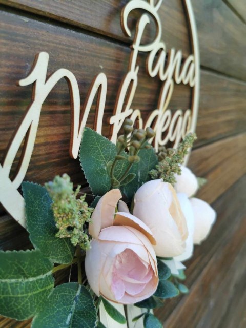 Wianki na drzwi Dom Panny Młodej Dom Pana Młodego z kwiatami ecrue i łososiowo - różowymi - komplet 2 szt