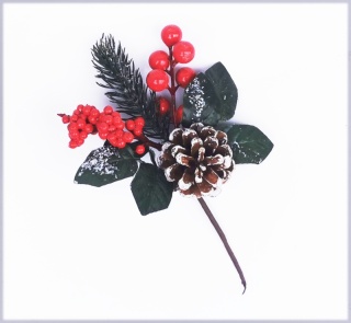 Gałązka ośnieżona głóg, jarzębina i szyszka