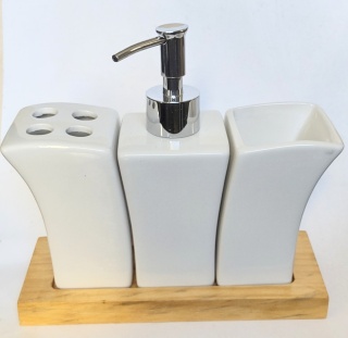 Zestaw łazienkowy na drewnianej podstawce